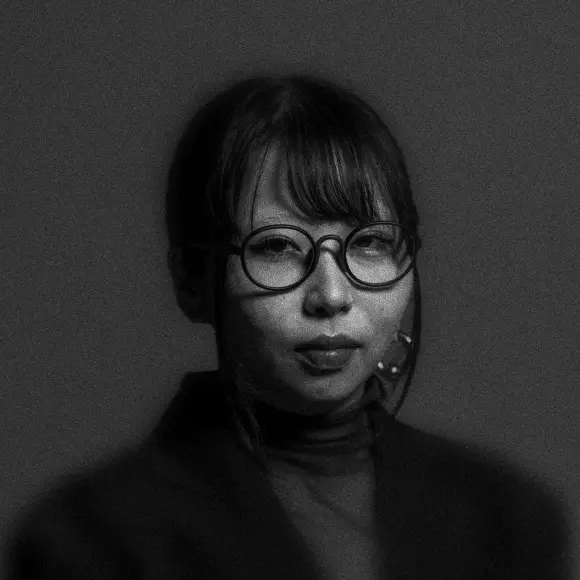 岩下 明日海 のプロフィール画像 (バストアップ)